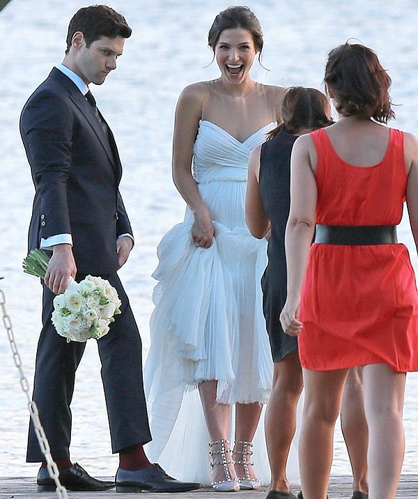 Lia-Smith-Justin-Bartha-Wife-Wedding-Gown