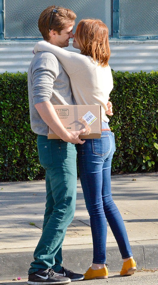 Emma-Stone-Andrew-March-13-Kiss-Beverly-Hills