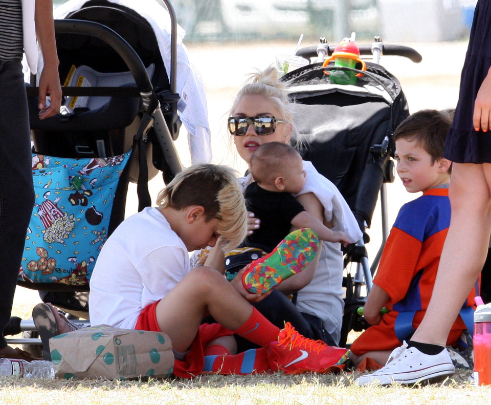 Gwen Stefani relaxes in the shade with Apollo at Zuma's Soccer Game **USA ONLY**