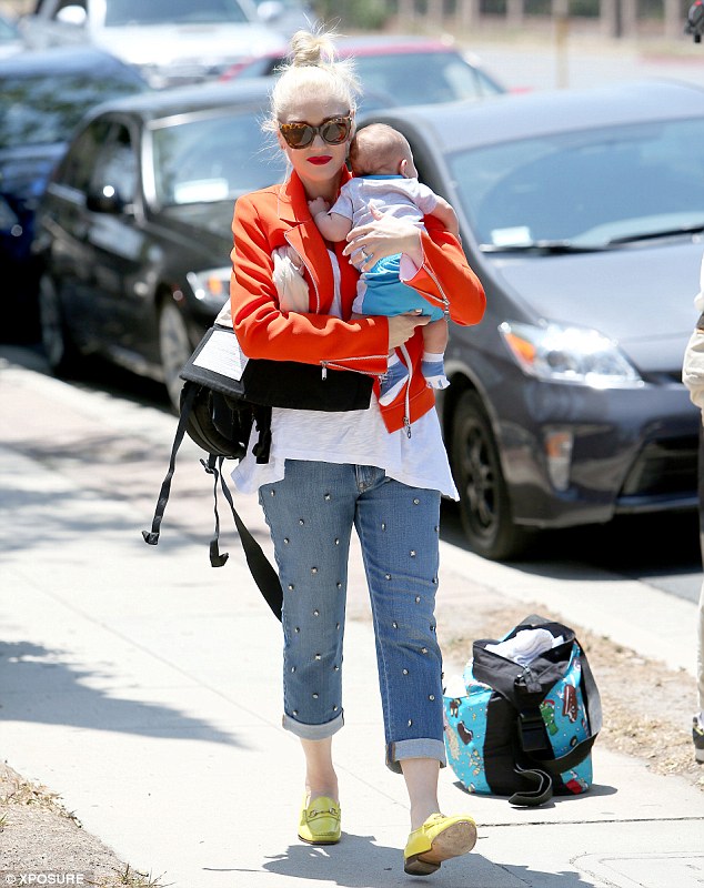 gwen-stefani-los-angeles-yellow loafers gucci