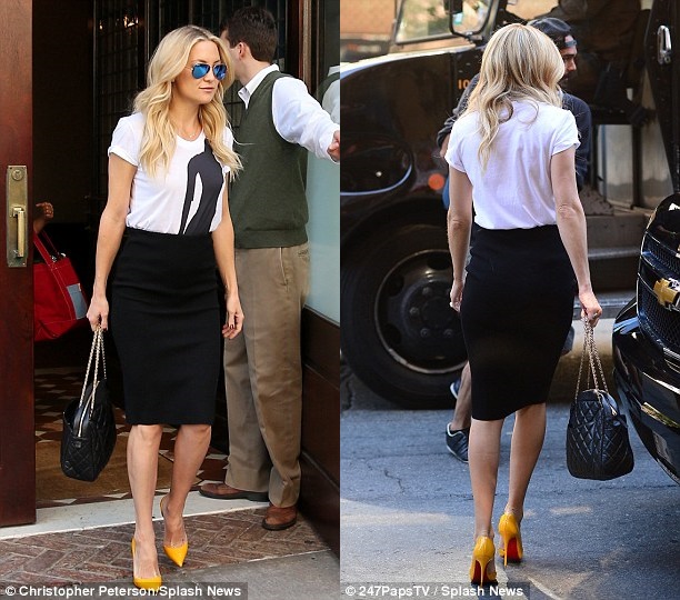 kate hudson yellow pumps graphic tee pencil skirt sytle 3-horz