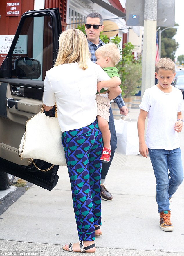 reese witherspoon circus sam edelman flat sandas 2