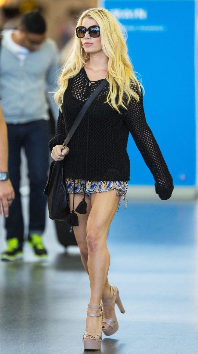 Jessica Simpson Rocks a Sky-High Airport Shoe