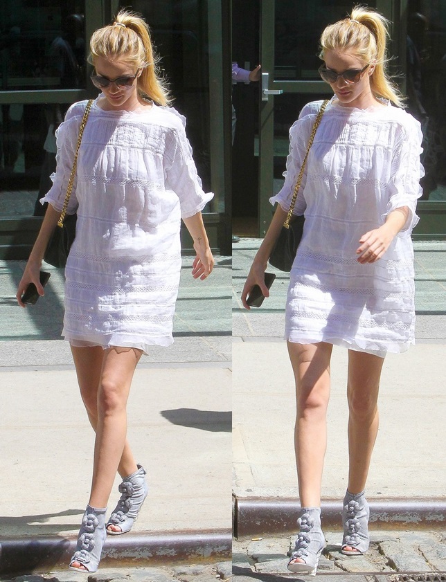 rosie-huntington-whiteley-heats-it-up-for-violet-grey-11-horz