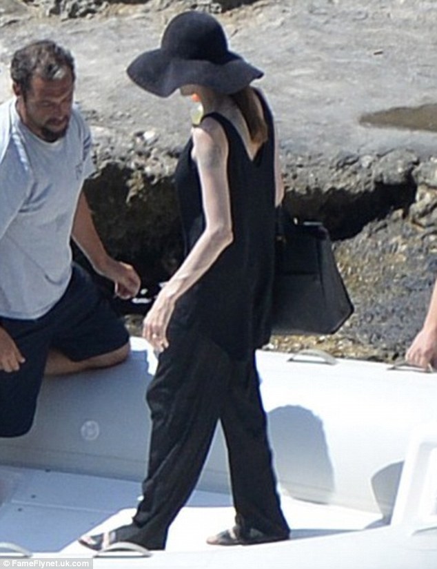 Angelina Jolie Malta Honeymoon Brad Pitt AFter Wedding 2