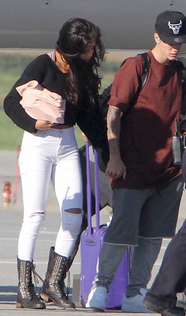 justin-bieber-selena-gomez-hold-hands-upon-arrival-in-canada-01