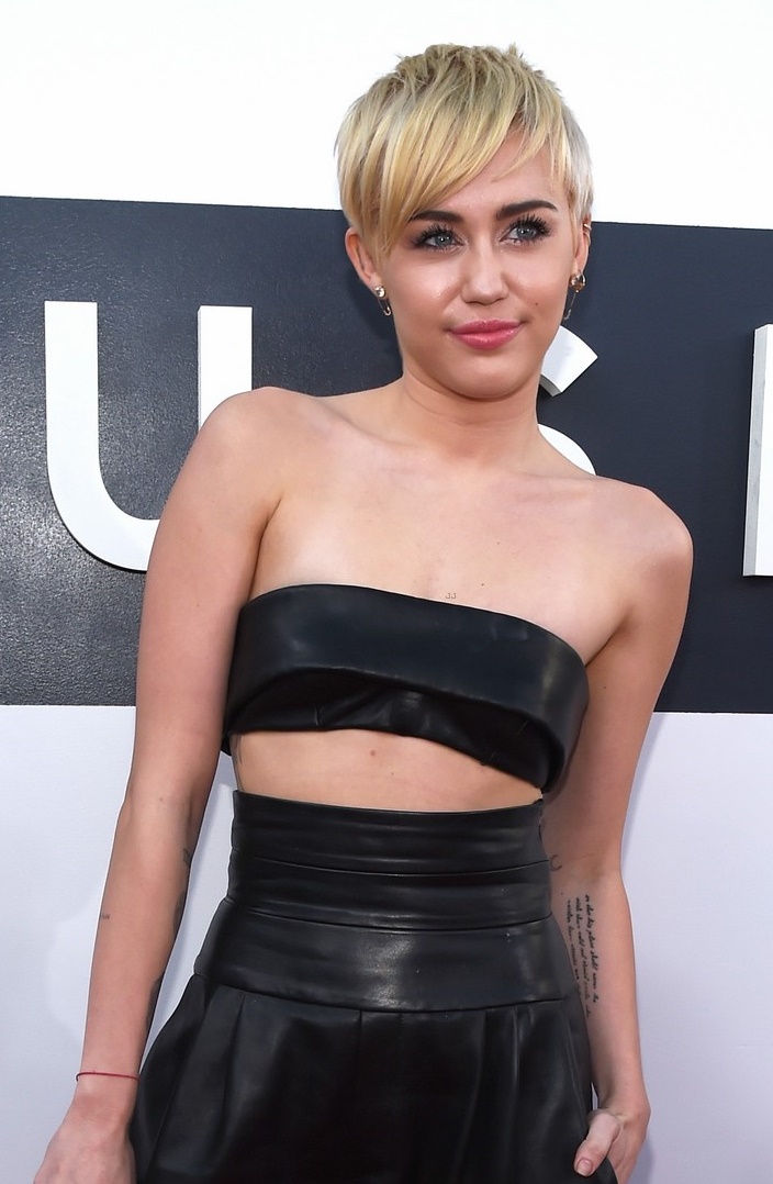 miley-cyrus-bares-midriff-at-mtv-vmas-2014-02