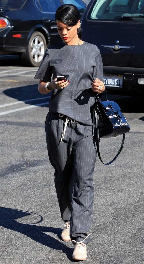 rihanna-takes-monster-tour-break-to-grab-lunch-25