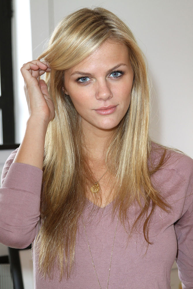 This Is How Brooklyn Decker Makes T-Shirt and Jeans Look 