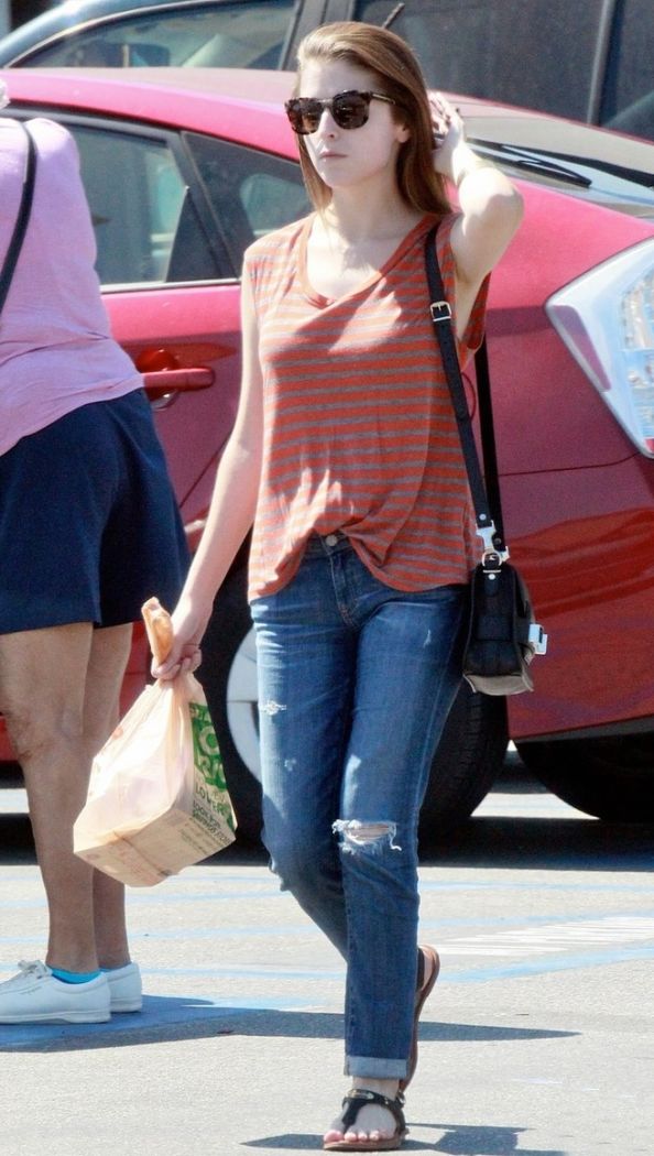 anna-kendrick-striped-shirt-starbucks-05