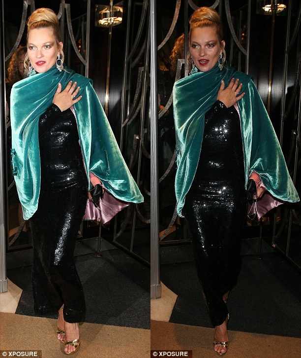 kate moss green wrap shawl gold sandals claridges london fashion week 3-horz