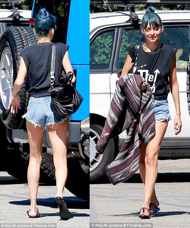 nicole richie butt denim shorts style flat t-strap gladiator sandals 2-horz