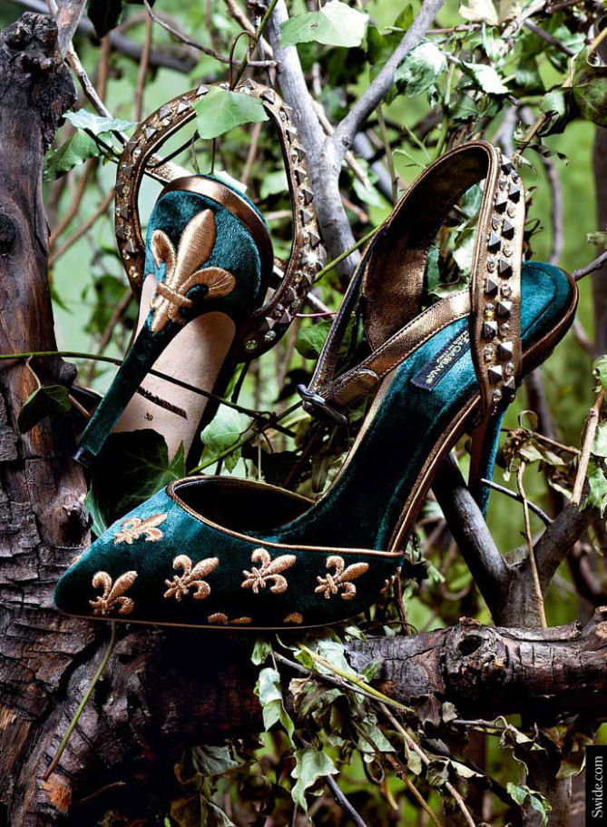 fall-winter-2014-2015-accessory-trends-by-dolce-and-gabbana-embroidered-velvet-bellucci-slingback