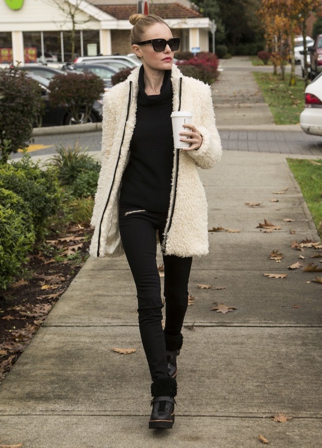 *FOR APPROVAL* Kate Bosworth Wearing Banana Republic While Running Errands Between Takes of Filming "Life On The Line" In Vancouver