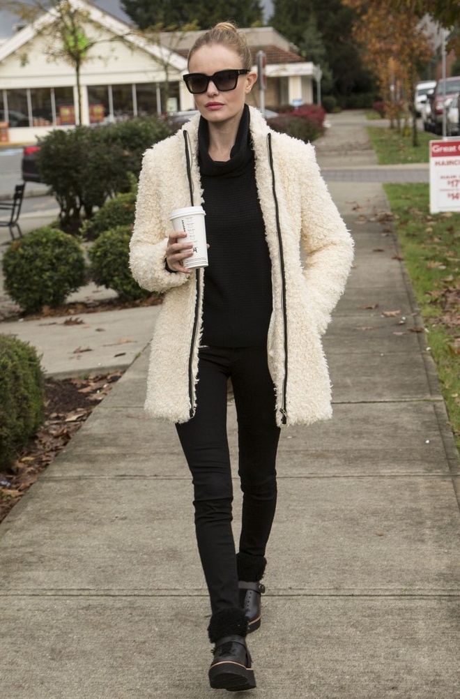 *FOR APPROVAL* Kate Bosworth Wearing Banana Republic While Running Errands Between Takes of Filming "Life On The Line" In Vancouver