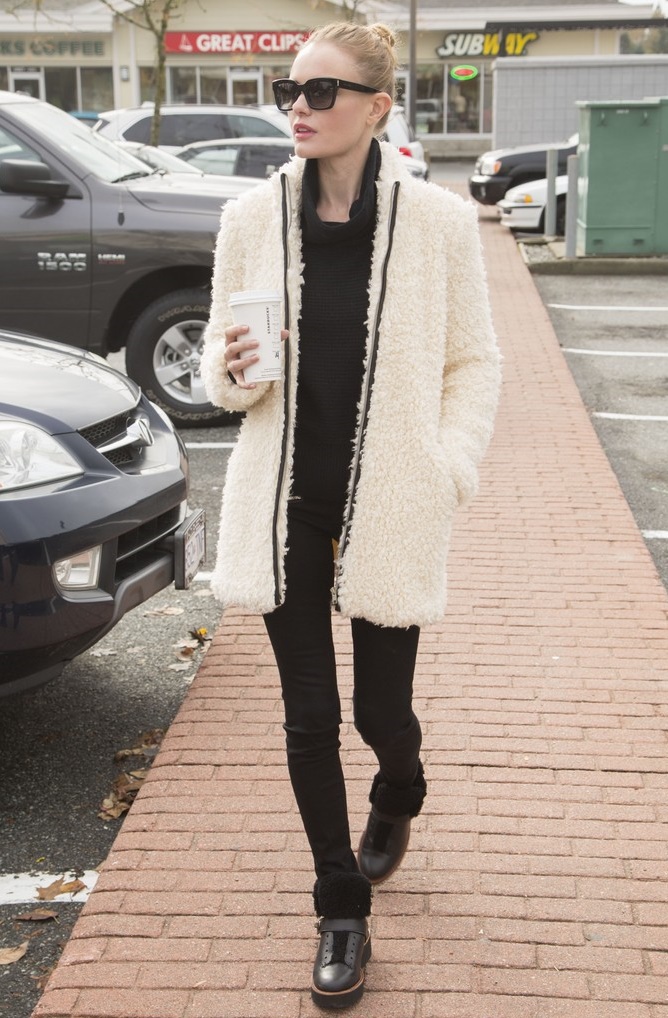 *FOR APPROVAL* Kate Bosworth Wearing Banana Republic While Running Errands Between Takes of Filming "Life On The Line" In Vancouver