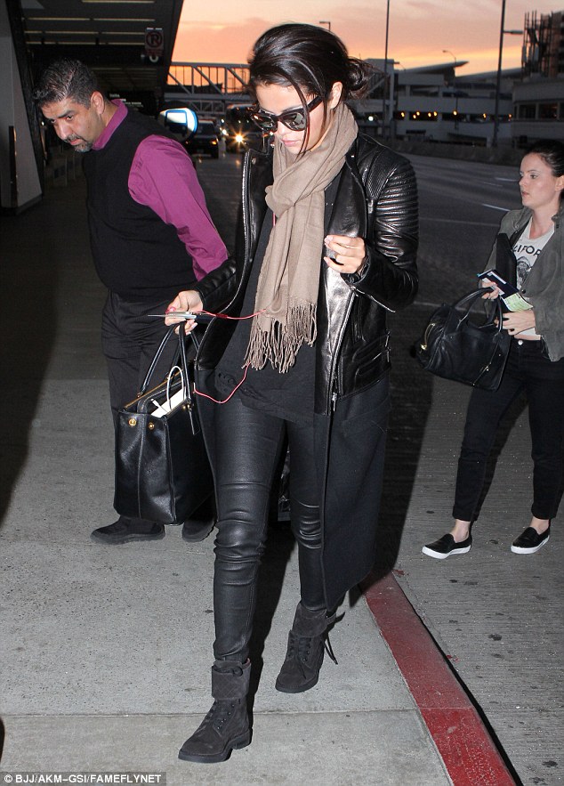 selena gomez airport orlando bloom october 2014 5