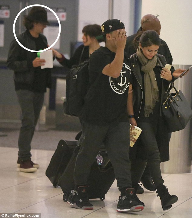 selena gomez airport orlando bloom october 2014 9