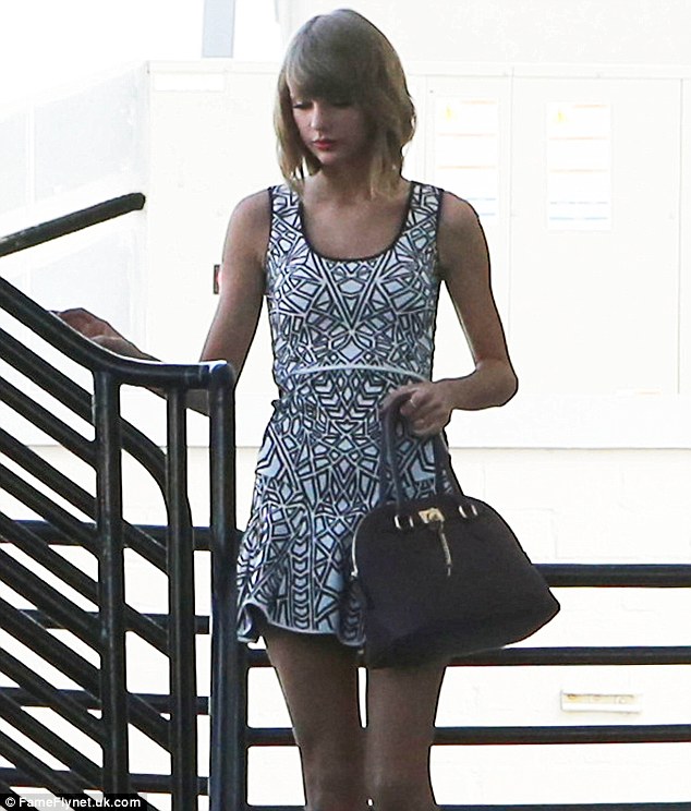 taylor swift patterned dress black pumps 3