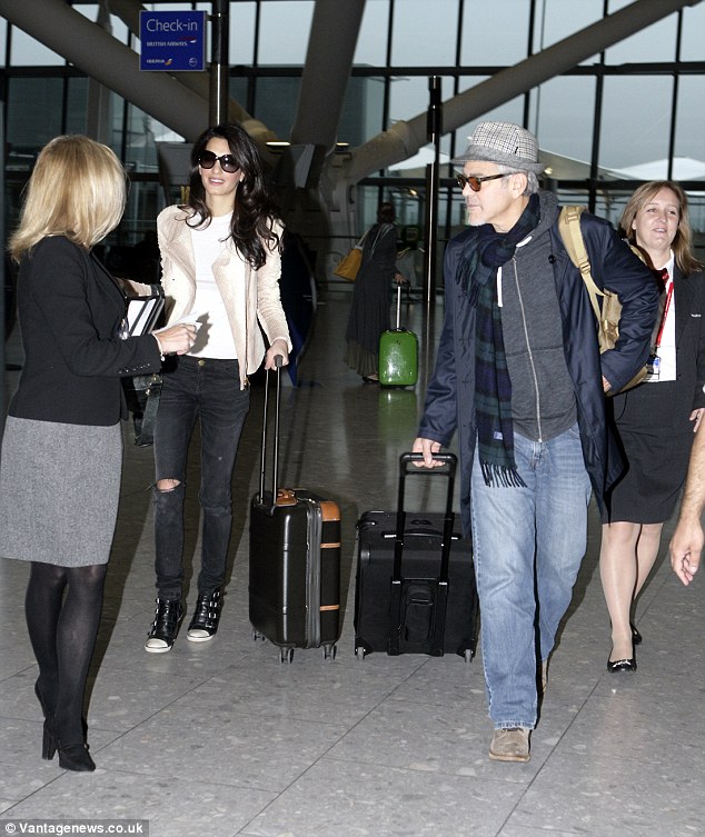 amal alumuddin clooney balanciaga bag ash wedges airport style 22