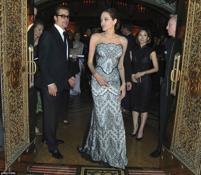 angelina jolie brad pitt gucci lace gown black peep toe pumps unbroken premiere sydney3