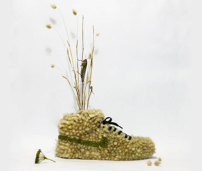 christophe-guinet-crafts-living-NIKE-sneakers-from-flowers-designboom-16