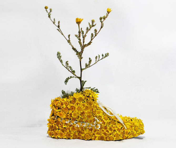 christophe-guinet-crafts-living-NIKE-sneakers-from-flowers-designboom-19