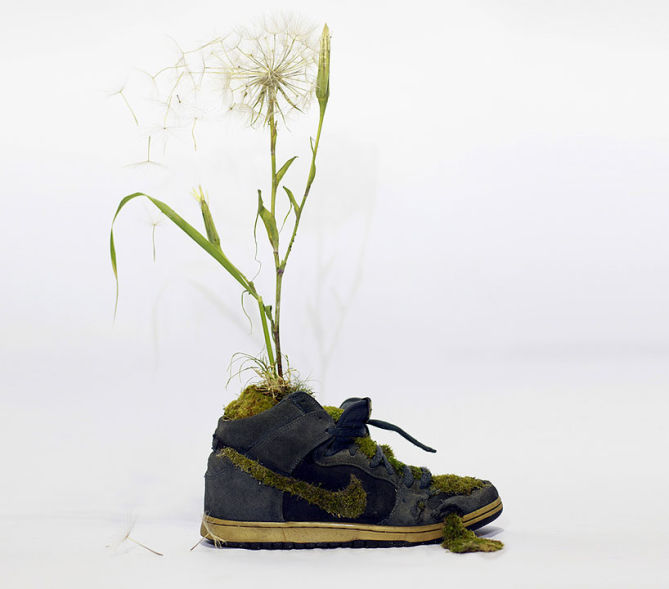 christophe-guinet-crafts-living-nike-sneakers-from-flowers-designboom-05