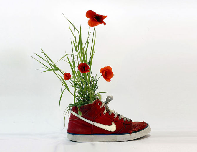 christophe-guinet-crafts-living-nike-sneakers-from-flowers-designboom-13