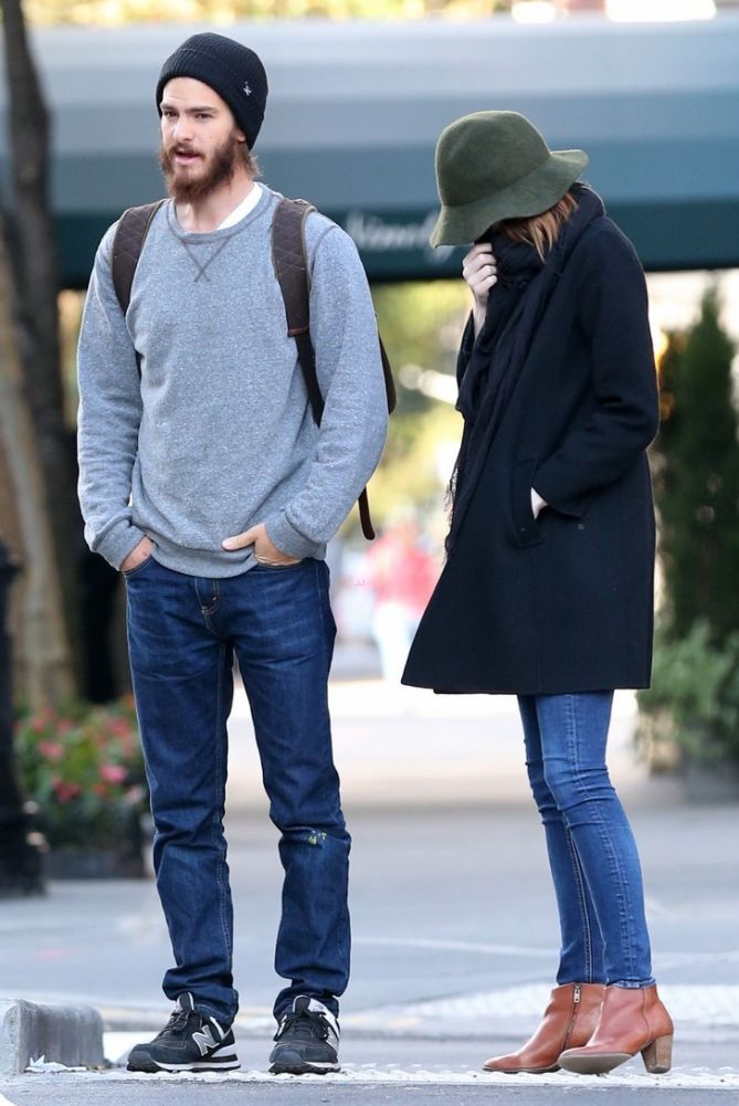 emma-stone-gets-shy-during-stroll-with-andrew-garfield-06