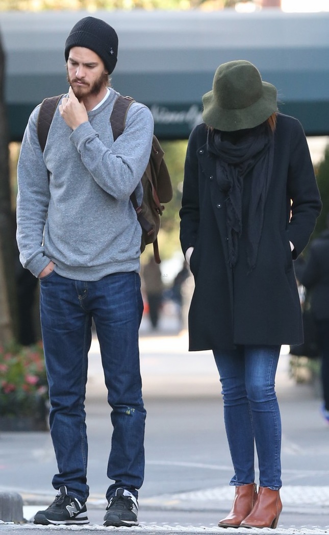 emma-stone-gets-shy-during-stroll-with-andrew-garfield-08