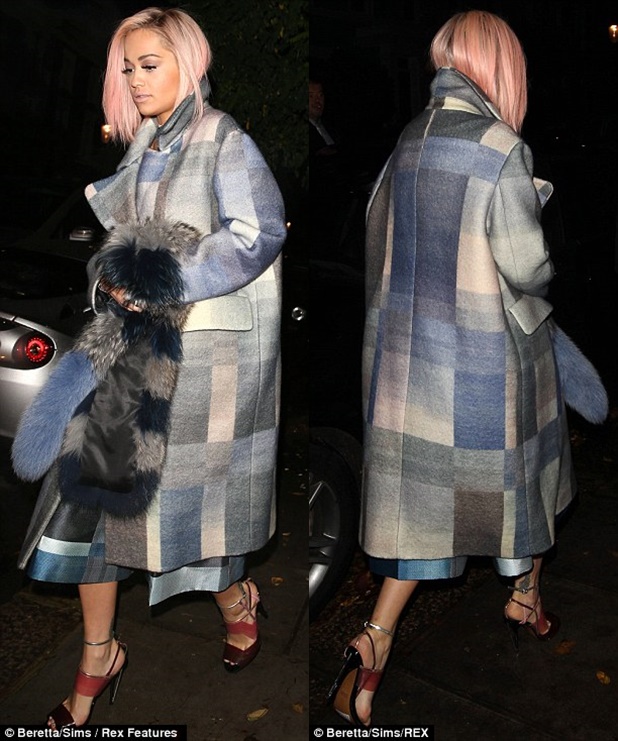 rita ora london christmas lights fendi sandas 00-horz