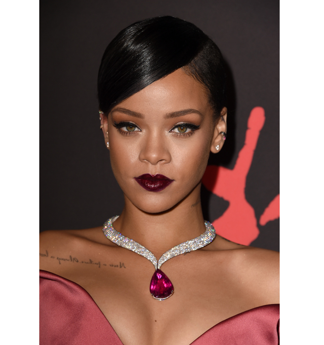 elle-rihanna-necklace-v