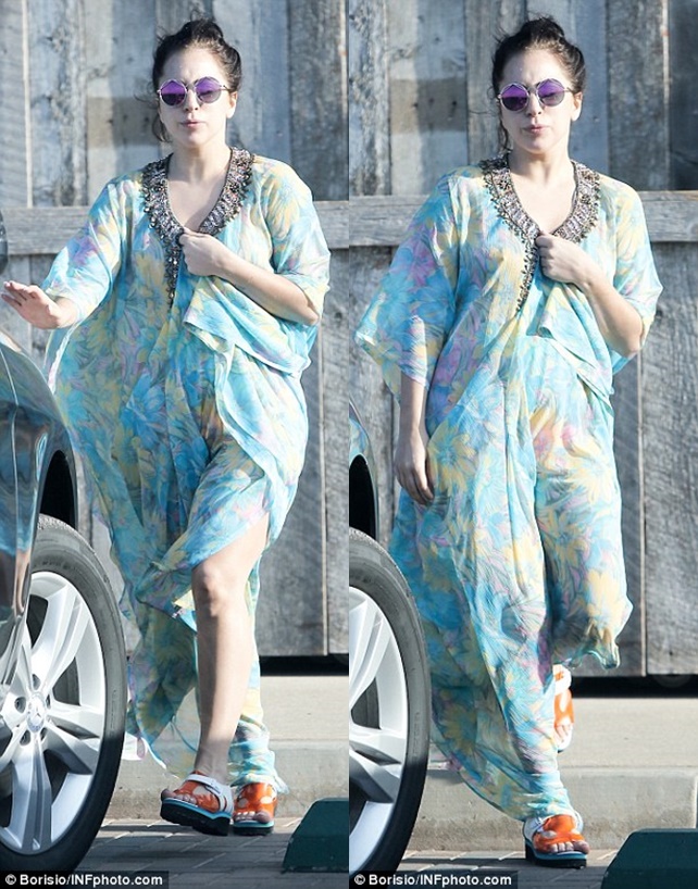 lady-gaga-kaftan-grocery-shopping-plasti