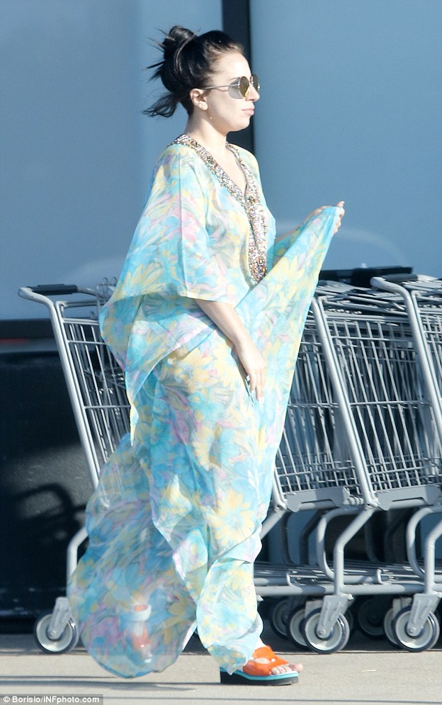 lady gaga kaftan grocery shopping plastic sandals 2 november 2014