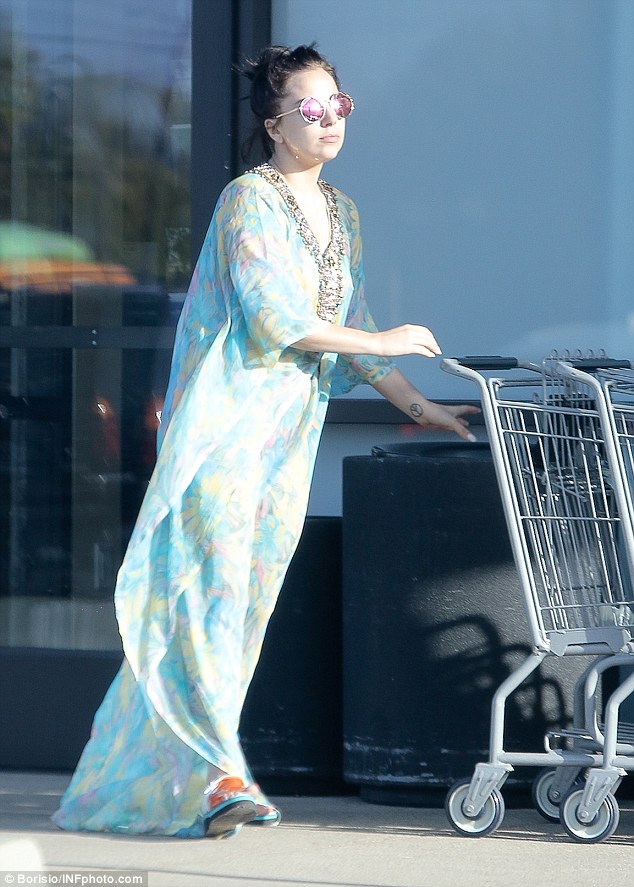 lady gaga kaftan grocery shopping plastic sandals 2 november 2914