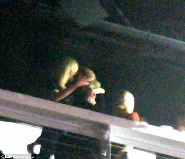 taylor swift karlie kloss kissing