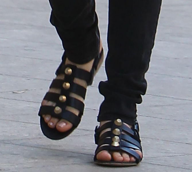 Kaley-Cuoco-Balenciaga-Sandals