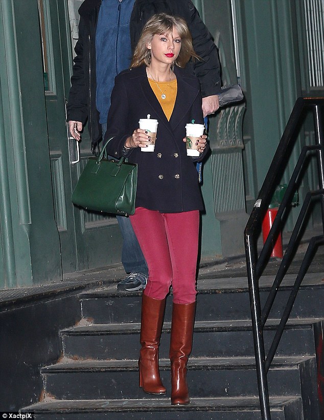 taylor swift pink jeans green bag january 1 2015