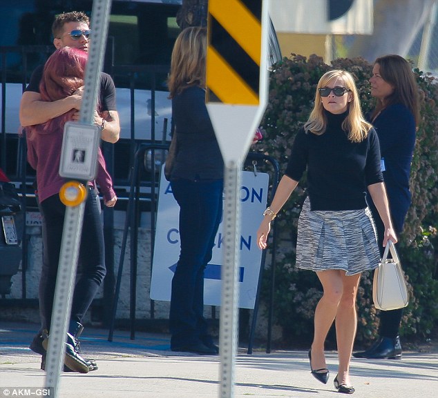 reese witherspoon buckled pointed flats february 2015 2