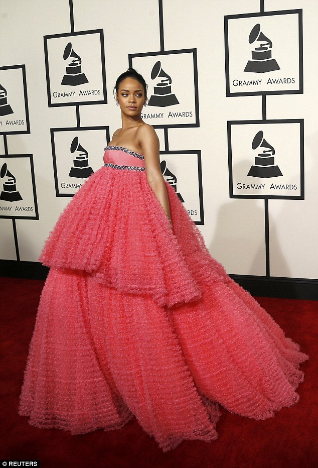 rihanna grammy 2015 giambattista valli gown pink giuseppe zanotti sandals 5