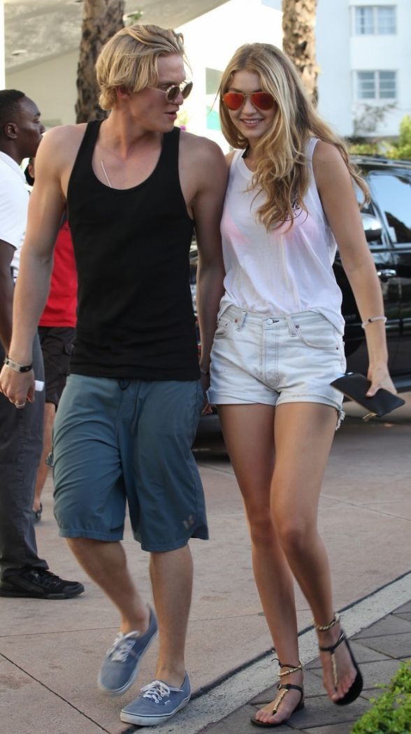 cody-simpson-sunbathe-miami-kiss-gigi-hadid-party-20 (1)