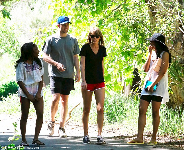 taylor swift nike shoes hike malibu 2