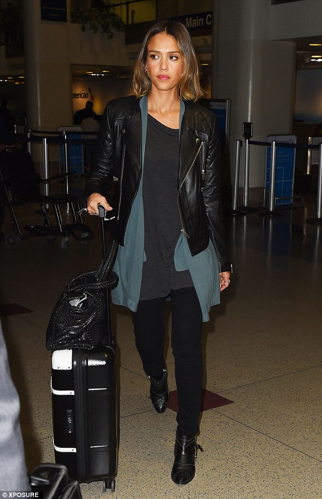 Jessica Alba Shows Off Expensive New Boots as She Flies Solo – Shoes Post