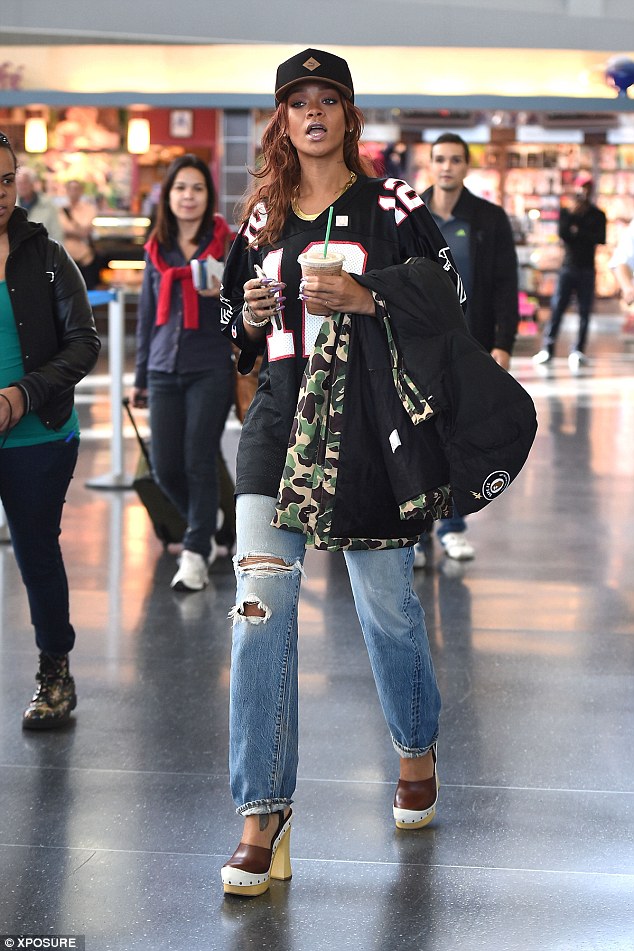 rihanna camou jacket colorblock clogs may 2015 airport jfk 4