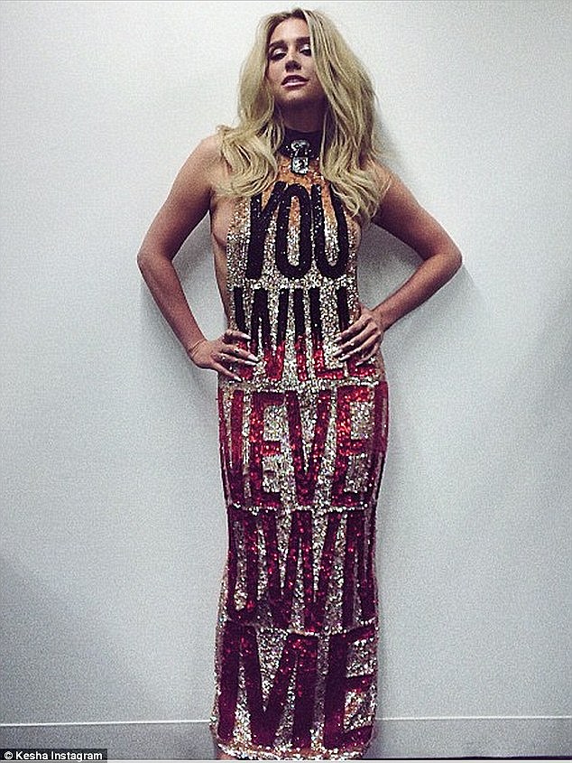 2941A6B100000578-3106183-Duplicate_Singer_Kesha_posted_a_picture_of_herself_to_Instagram_-a-2_1433184627840