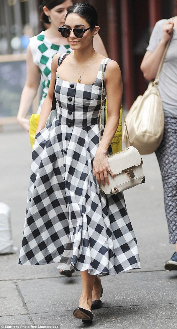 29D7B95000000578-3133676-Chequered_run_Vanessa_Hudgens_wore_a_black_and_white_checked_dre-m-40_1434917117258