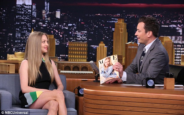 amanda seyfriend valentino dress jimmy fallon sandals 2