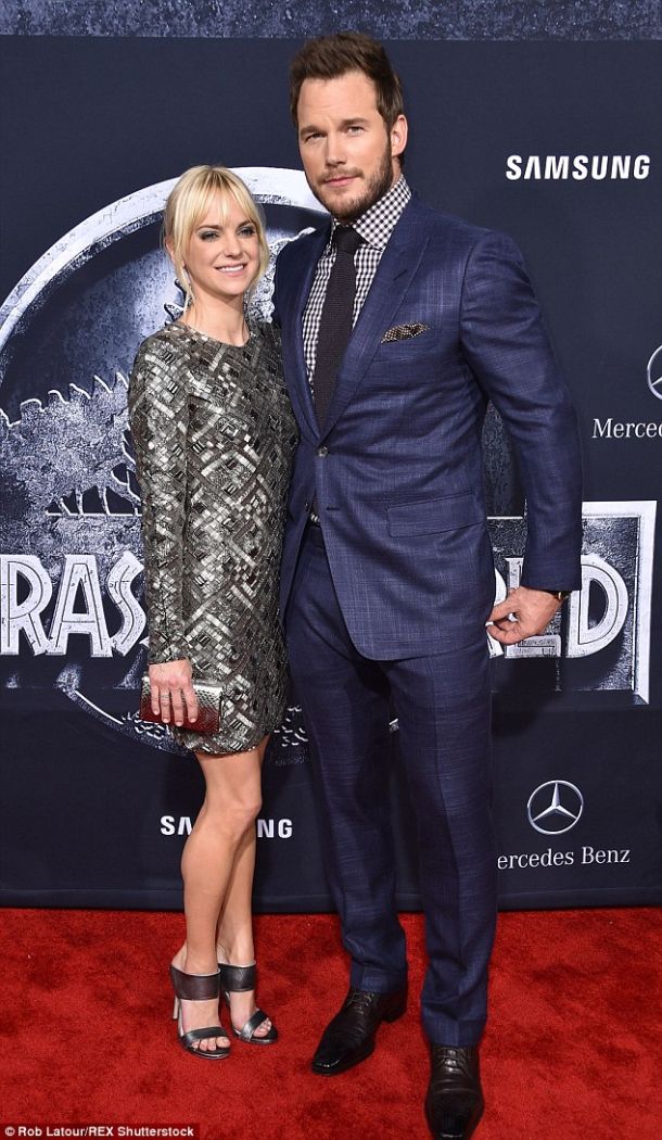 anna faris jurassic world premiere hollywood sandals