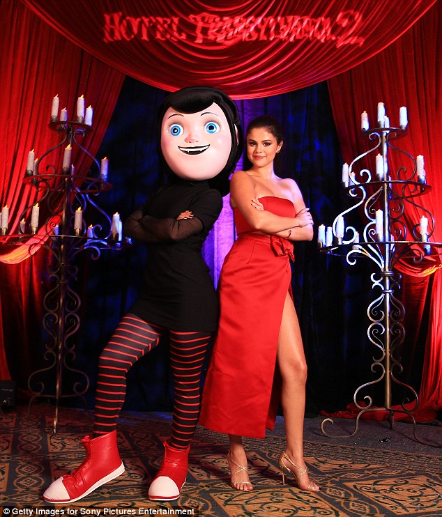 selena gomez photo call hotel transylvania 2 mexico red skirt christian louboutin sandals 2345